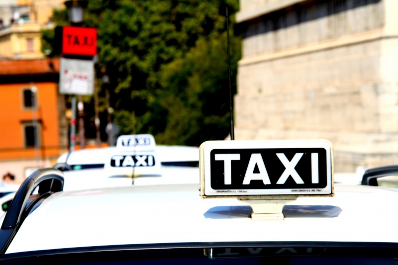 taxis-ROQUEFORT LES PINS-min_taxi_auto_rome_road_white-1051610